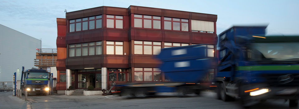 LKW des eigenen Fuhrparks der Müller-Guttenbrunn Gruppe bei der Beladung